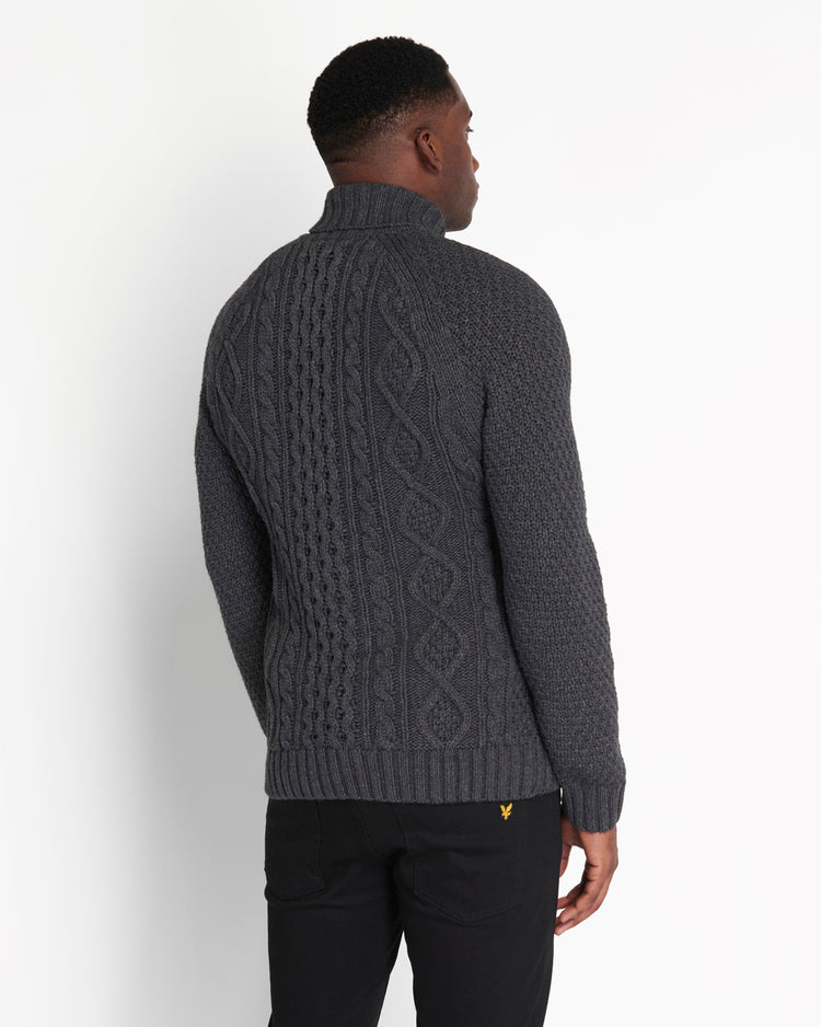 ケーブルタートルセーター