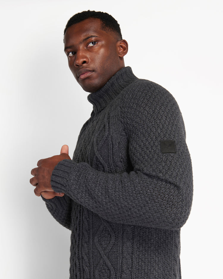 ケーブルタートルセーター