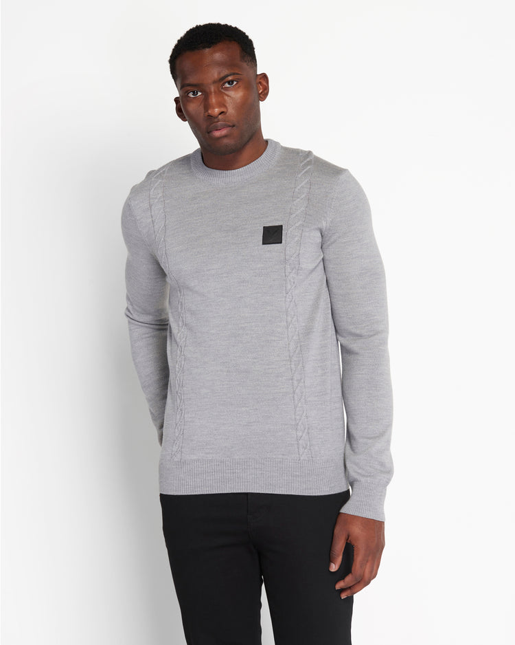 ケーブルクルーセーター