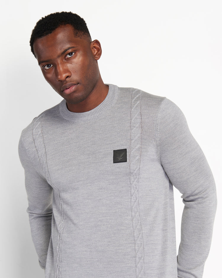 ケーブルクルーセーター