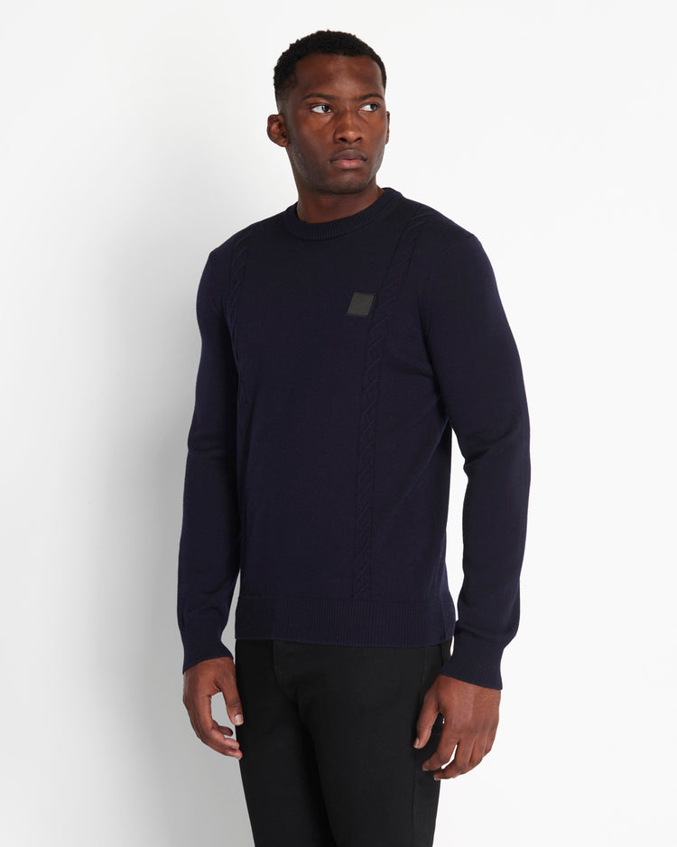 ケーブルクルーセーター