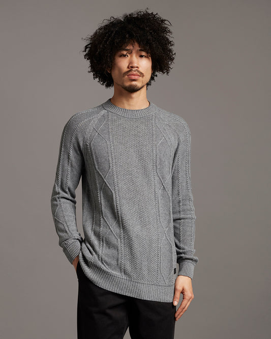 ケーブルクルーセーター