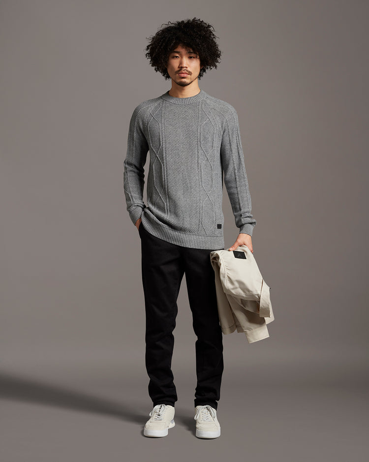 ケーブルクルーセーター