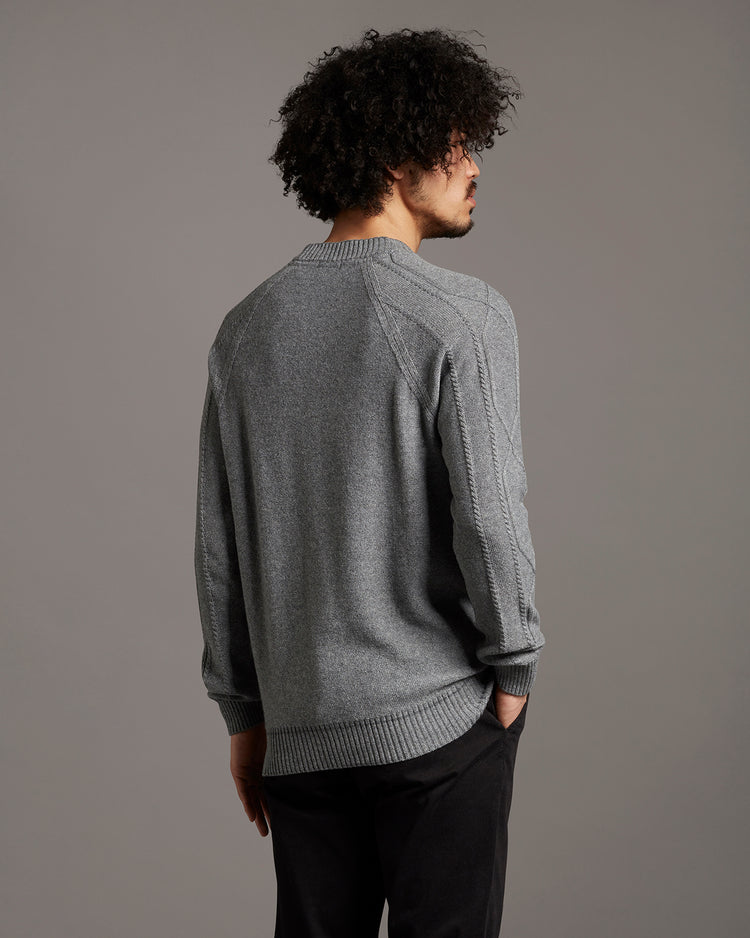 ケーブルクルーセーター