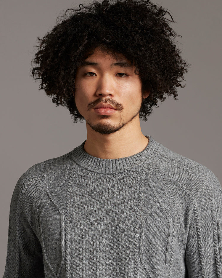 ケーブルクルーセーター