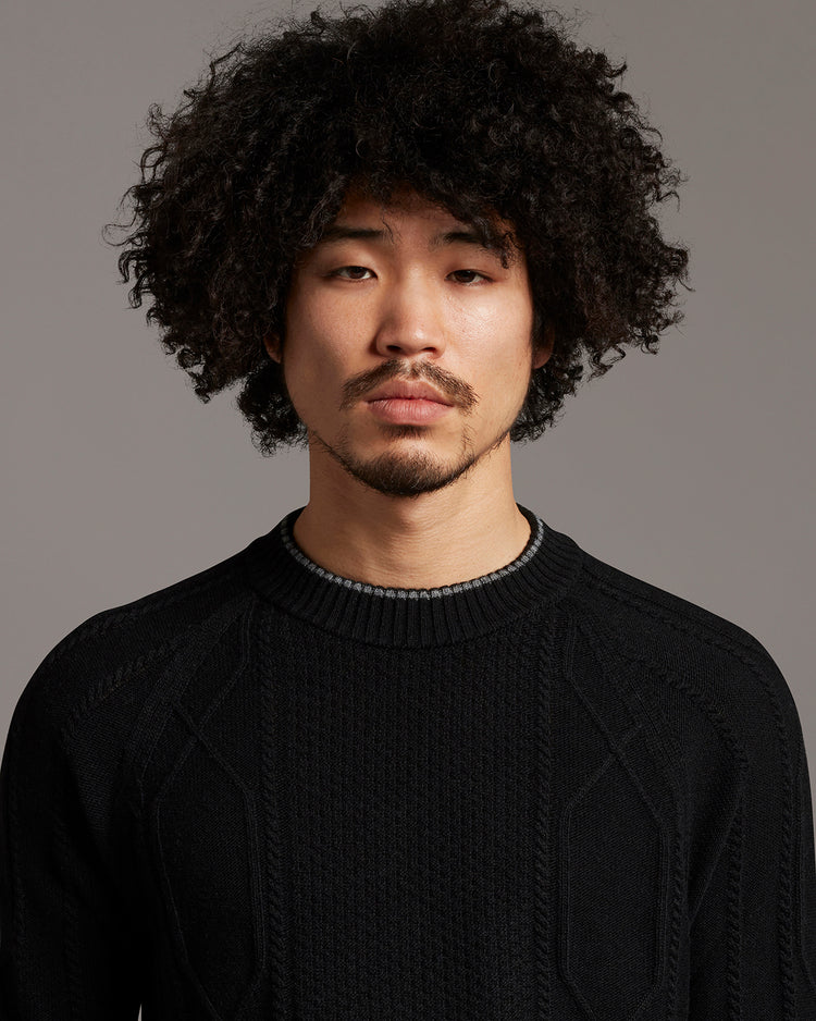 ケーブルクルーセーター